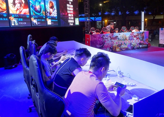 UP分享中单Qing问答：Ning是队伍老大哥 Baolan是可爱的小大哥